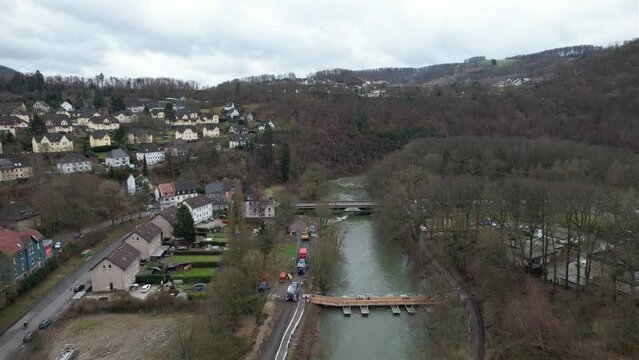 Pontonbr&uuml;cke vor der gesperrten Lennebr&uuml;cke bei Altena-Nachrodt im Sauerland 