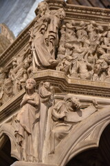 Fototapeta na wymiar Bas-reliefs à l'église Sant-Andrea de Pistoia en Toscane. Italie