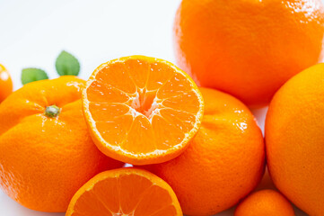 	半分にカットしたジューシーなミカン