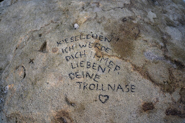 Fototapeta premium Moderne Inschriften im Sandsteinfelsen der Sächsischen Schweiz