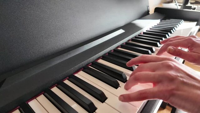 Mains femme piano