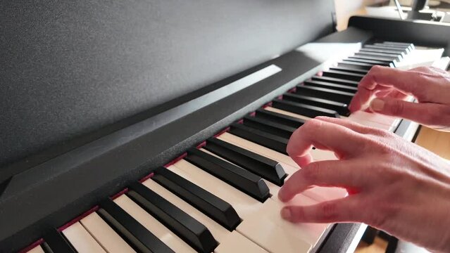 Mains femme piano 2