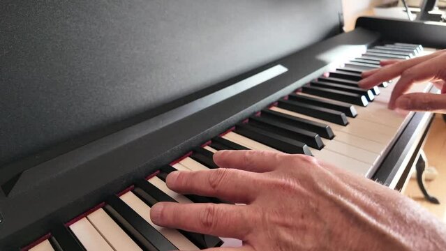 Mains homme piano