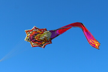 Aquilone raffigurante una donna bionda con i capelli raccolti, disegnata in stile liberty che vola...