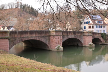 Historische Brücke über den Fluss Neckar in der Altstadt von Sulz am Neckar im Schwarzwald	