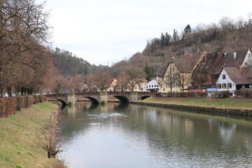 Fototapeta na wymiar Historische Brücke über den Fluss Neckar in der Altstadt von Sulz am Neckar im Schwarzwald 