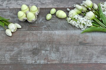 Ostereier mit Hyazinthen und Tulpen auf schäbigen Holz mit Platz für Text.