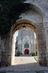 Fototapeta na wymiar entrance to the church in Joigny, France 