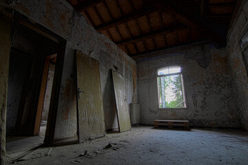 Vista di stanza vuota con porte smontate appoggiate al muro in casa disabitata