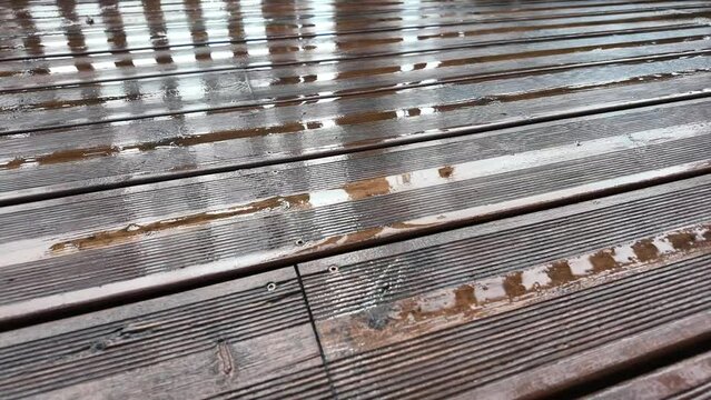 Terrasse bois mouill&eacute;e