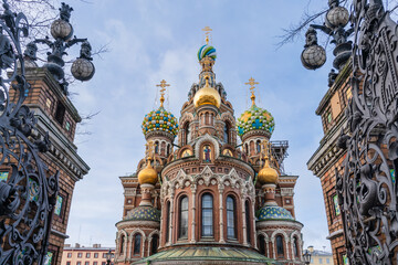 Fototapeta na wymiar St. Petersburg, Russia, February 4, 2024. Church of the Savior on Spilled Blood in the opening of the gate of the Mikhailovsky Garden.