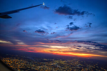 Vista da janela de avião comercial do Rio Iguaçu e Rio Paraná durante voo noturno com luzes da...