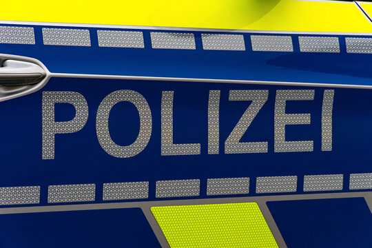 POLIZEI Aufschrift auf deutschen Streifenwagen