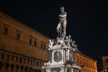 Fototapeta na wymiar Il Nettuno (Fountain of Neptune) statue at Piazza del Nettuno town square, Bologna at night