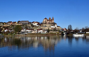 Breisach am Rhein unter blauem Himmel