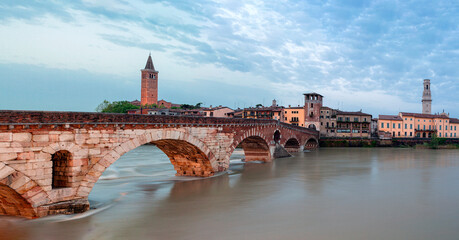 Obraz premium Panoramic landscape with the Adige River and the Ponte di Pietra bridge at dawn. Verona, Italy.