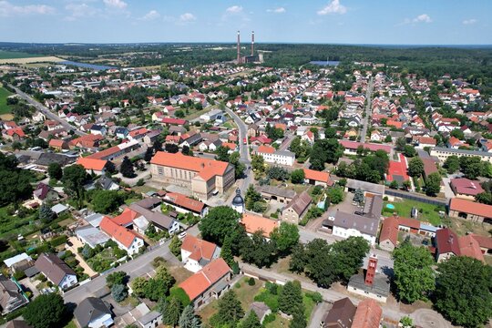Plessa, Ortsmitte mit Kirche und Kulturhaus, Bergarbeiterdorf 2023