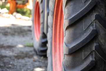Opona ciągnika © mydayphoto