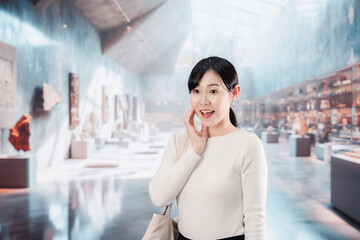 博物館を見学する若い女性