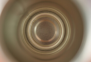 Blick in eine Blechdose