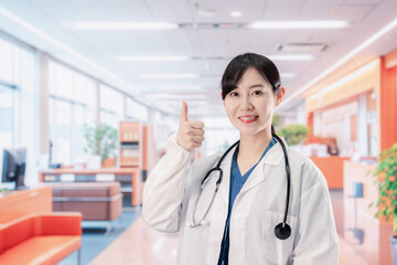 病院で勤務する笑顔の女性ドクター