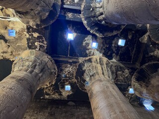 Horustempel von Edfu, Beleuchtung der Säulenhalle