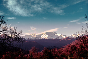 Obraz premium Snowed mountains, with blue sky and white clouds.