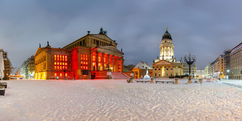 Berlin Gendarmenmarkt im Winter, Schauspielhaus Konzerthaus Berliner Stadtmitte im Winter mit...