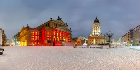 Fototapeten Berlin Gendarmenmarkt im Winter, Schauspielhaus Konzerthaus Berliner Stadtmitte im Winter mit Schneedecke XXL Panorama © Maurice Tricatelle