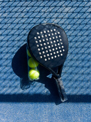 Pala de p&aacute;del con una pelota para jugar el deporte de mayor crecimiento en los &uacute;ltimos a&ntilde;os a nivel mundial. Cancha de p&aacute;del en verano, el momento perfecto para practicar esta disciplina deportiva.