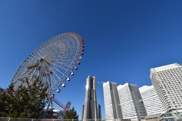 横浜みなとみらいのコスモワールドの大観覧車とランドマークタワー、クイーンズタワー