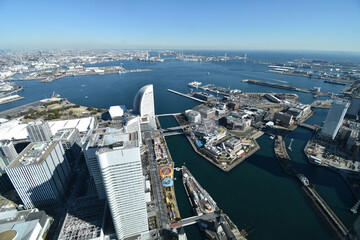 横花ランドマークタワーのスカイガーデンから眺める横浜港