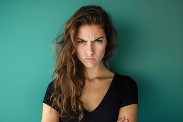 Intense Anger: Woman's Fiery Expression Against Solid Background - obrazy, fototapety, plakaty