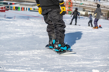 Naklejka premium Close up snowboarder on top of the hill ready to go