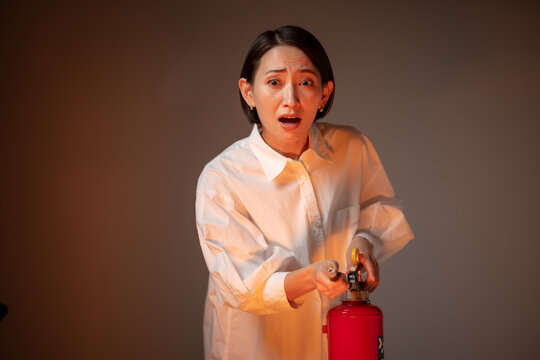 消化器を持つ女性