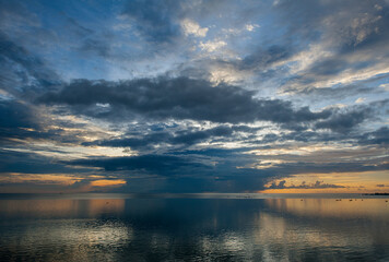 Fototapeta na wymiar Puesta de sol en el mar de Tanjung Pandan, Belitung, Indonesia
