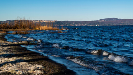 Les rives du lac de Bracciano en Italie
