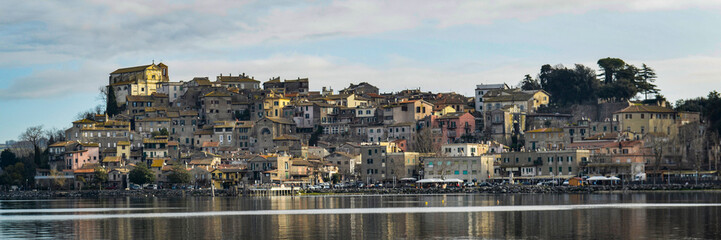 Fototapeta na wymiar Le village médiéval d'Anguillara Sabazia en Italie