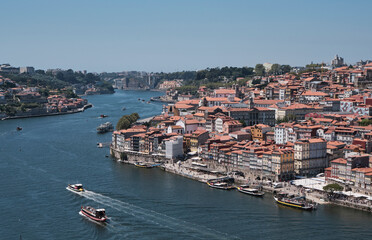 Vista panorámica de la ciudad de Oporto atravesada por el rio Duero - obrazy, fototapety, plakaty