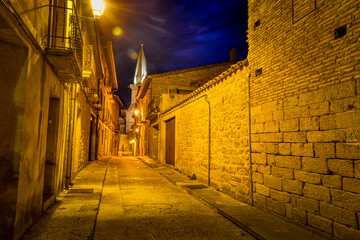lever du jour vu sur ruelle du centre ville avec église d'Olite aux heures bleus dans le pays de...