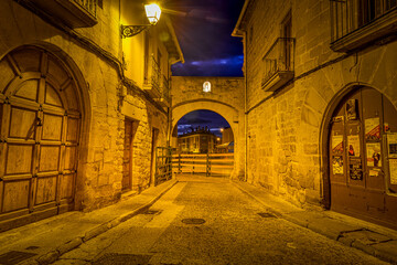 lever du jour vu sur porche d'entrée du centre ville d'Olite aux heures bleus dans le pays de...
