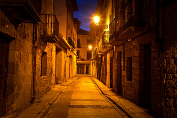 lever du jour vu sur ruelle du centre ville d'Olite aux heures bleus dans le pays de Navarre en Espagne