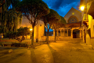 lever du jour vu sur l'Église de Santa María la Realle centre ville d'Olite aux heures bleus dans...