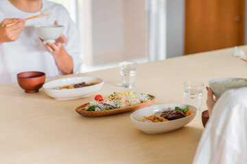 家で食事・ご飯を食べる夫婦・男性と女性（新婚・結婚生活・食生活）顔なし
