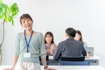 オフィス・会議室にいるビジネスウーマン・女性
