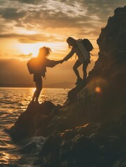 zwei Frauen bei Sonnenuntergang am Wasser. Eine Person steht höher auf einem Felsen und reicht der anderen Person die Hand
