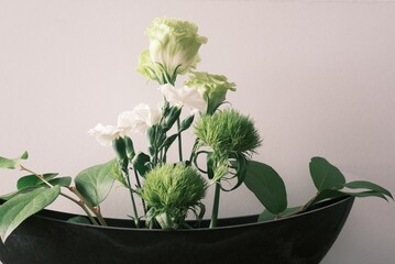 緑と白の生花、トルコキキョウ、ダイアンサス、手毬草、白、センター