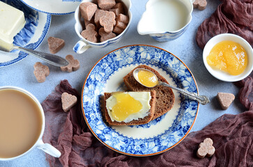 Breakfast is served with tea with milk, bread with butter and honey