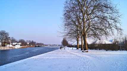 Fototapeta na wymiar Uferweg schneebedeckt