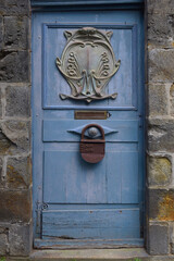 Porte ancienne et cadenas géant en métal